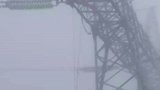 冰雪中工人高空保用电
