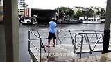 男子钓到个大家伙，僵持一个多小时后，终于露出水面