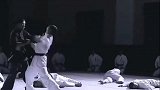 答应你是为了兄弟性命，打趴你是为了国家名誉，不配学功夫！