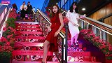 三里屯街拍，极品身材妹子夜晚来拍照，这腿太让人眼红了