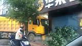 广东一大货车失控撞向路边商铺 扫地老人及时跳开躲过一劫