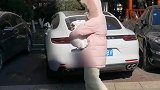 老婆生娃出院老公送惊喜，后备箱放满鲜花和气球