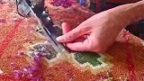 老一辈人的手艺活，手工为地毯修图案！真是太厉害啊