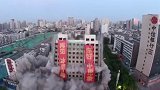 郑州老地标建筑“冰熊大厦”：288公斤炸药6秒成功爆破