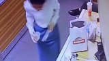 当公司小姐姐奶茶意外跌落，监控拍下一幕戳中笑点，自带震动功能