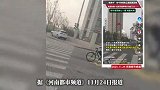 “熊孩子”捡气球挂自行车上，在马路大摇大摆骑行，男子连忙制止
