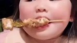 父女撸串大挑战爸爸出手助力，惊呼推到隔壁桌
