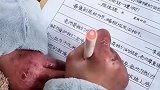 萌娃双手长满冻疮，坚持练出一手好字