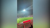 冲甲成功！四川看台上燃烟火庆祝 都江堰凤凰体育场成为光的海洋