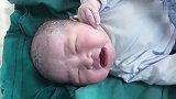 并不是所有孩子刚出生都像小老头，这个男宝宝一出生就是小帅哥