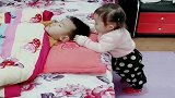 相差2岁的兄妹俩，哥哥生病是这样一幕，画面太温馨了！