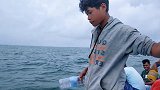 渔民海上钓鱼，用一根长线就能钓上来很多大鱼