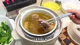 牛排骨煮一下蘸韭菜花真是太香了，汤里加点萝卜喝着好暖和