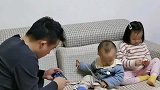 爸爸打弟弟，漏风的小棉袄向爷爷告状，爸爸这下惨了