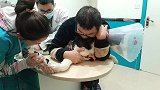 二哈脚趾溃烂坏死，当得知需要扎破伤口挤出脓血时，主人心疼哭了
