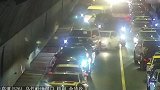 看的热泪盈眶！救护车被堵隧道百辆车集体让行