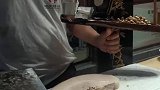 纯粹卖的是这个刀功，至于味道各人自己去品尝