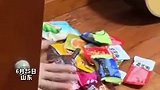 姐姐对高考分数不满意，自己在屋里哭泣，弟弟从门外塞进他的“宝藏”网友：这真是把所有“家当”都拿出来哄姐姐了