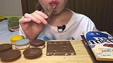 美女试吃巧克力排（牛奶巧克力、杏仁巧克力、花生巧克力）
