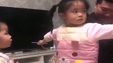 爸爸偷喝酒被女儿发现，小女儿揍爸爸，大女儿护着，真是太幸福了