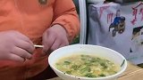 男子喝汤出奇招，一根筷子隔绝葱和香菜，我都是用门牙挡着