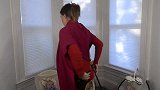 一个人怎么带双胞胎出门，国外妈妈一块布就搞定了，还解放了双手