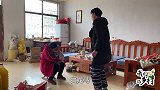 女婿拿着礼去看单身岳父，岳父家大门紧闭，女婿只能站在门口等