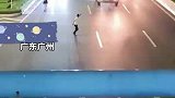 情侣吵架闯进马路，男子情绪激动挑衅过往车辆引发堵车