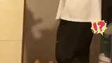 男生在家拍视频练习舞蹈，被狗狗全程白眼嫌弃