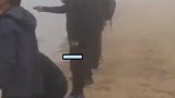 找不到上岸的方向游不回来，众人齐心呼喊