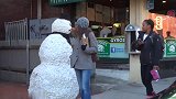 雪人恶作剧，躲在雪人模型内恶搞路人，路人的狗都被吓到了