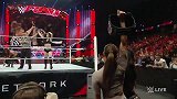 WWE-15年-RAW第1132期：佩奇惨遭贝拉姐妹喷漆-花絮
