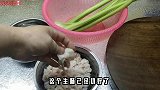 爆炒生肠的小技巧，出锅香气四溢，爽口弹牙