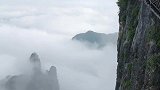 站在玻璃栈道上看云海，天门山