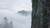 站在玻璃栈道上看云海，天门山