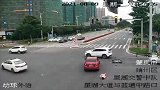 广东一女子闯红灯被挡路 车流中匍匐爬行画面极度恐怖