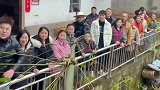 男子用竹子自制自拍杆记录乡村快乐生活