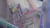 男孩去买卡片，店老板以为他偷东西，一把掐住男孩脖子推倒在地