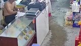 监控记录洪水冲入超市瞬间，大哥赶忙抱起孩子
