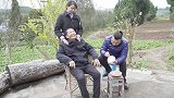 老表当爹不像话，连吃带要还带拿，被女儿扫地出门！