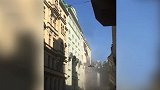 维也纳一建筑发生爆炸：楼体被炸出大坑至多人受伤