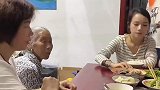 女子和老公回娘家吃饭，老公去盛饭出来反遭妻子发脾气，你知道为什么吗？