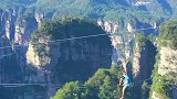 高空踩扁带危险动作请勿模仿
