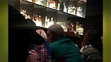 蒋劲夫酒吧被偶遇穿显眼绿外套与朋友相谈甚欢