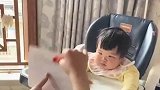 妈妈给宝宝早教，手里卡牌飞快抽动
