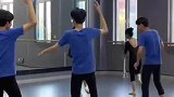 高一新生跳民族舞像在打太极，看到老师拍视频的瞬间
