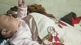 小宝宝躺在床上玩手指，这是在数数字吗宝宝你数到几了