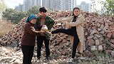 母亲给农民工儿子送饭，却遭女经理故意羞辱，农民工做法真爷们