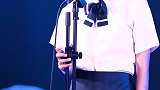 姑娘演绎欢乐歌曲，气氛十分活跃，触电的感觉！