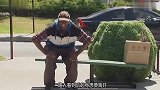 国外街头恶作剧，公园长凳变身隐形跷跷板，路人起身惨遭整蛊